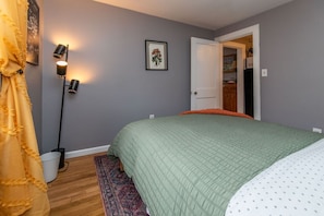 2 bedrooms, iron/ironing board, travel cot, WiFi - Perfectly Located Private 2 Bdrm Apartment (Burlington)