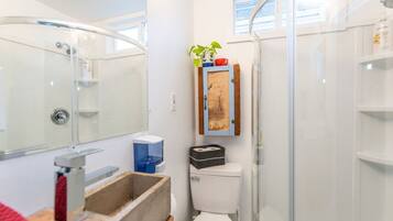 Dusj, hårføner og håndklær