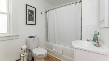 Badekar, hårføner og håndklær