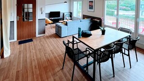 Un espacio habitable moderno con comedor, cocina y zona de estar.