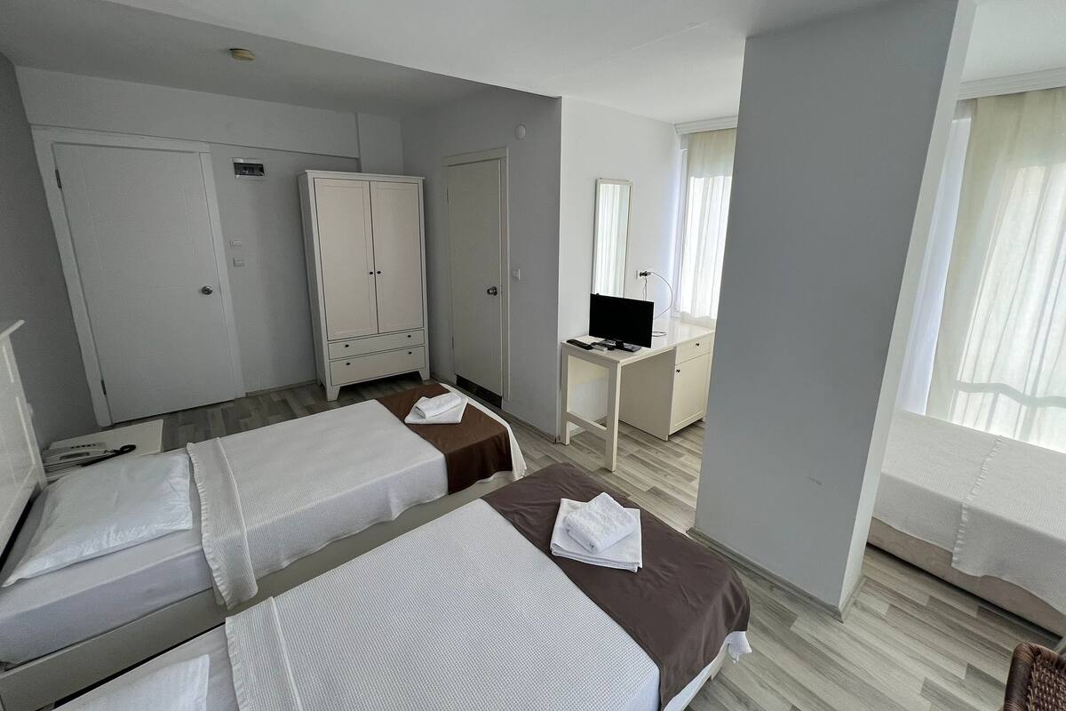 Classic Room | 1 bedroom, in-room safe, iron/ironing board, free WiFi