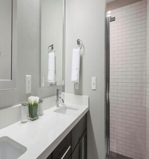 Asciugacapelli, asciugamani, sapone, shampoo