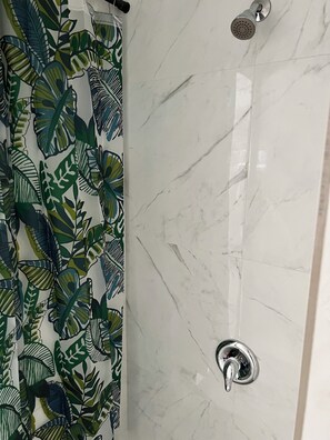 Douche, sèche-cheveux, serviettes fournies, savon