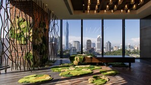 Un intérieur moderne avec de grandes fenêtres, un plancher en bois et une vue sur les gratte-ciel de la ville.