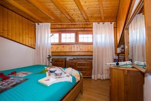 3 slaapkamers, een strijkplank/strijkijzer, wifi, beddengoed