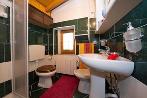 Een haardroger, een bidet, handdoeken