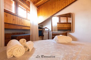 3 bedrooms, iron/ironing board, WiFi, bed sheets - [Apartment in the Romantic Courtyard] Lake Lugano (Brusimpiano)