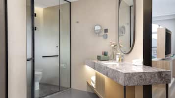 Regadera, amenidades de baño gratuitas, secadora de cabello, batas