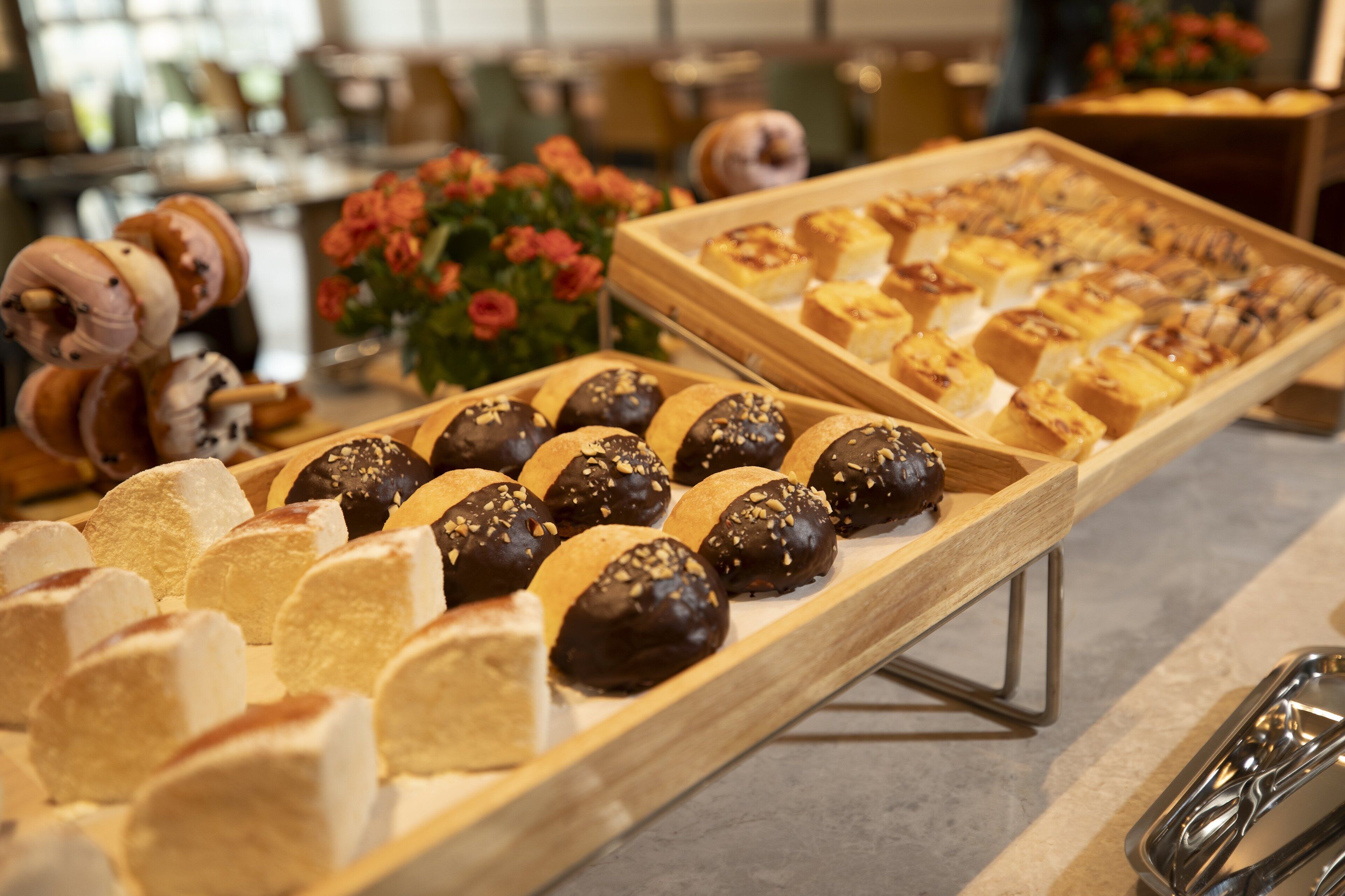 Un buffet amb diferents pastissos i postres.