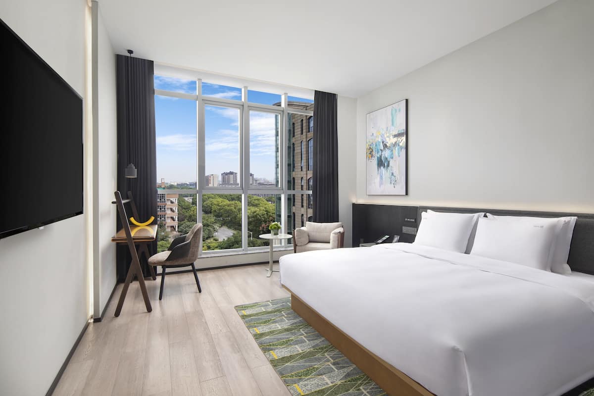 Down comforters, free minibar, in-room safe, blackout drapes