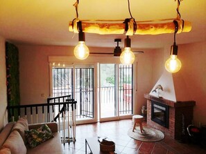 Älytelevisio, takka, pöytätennispöytä