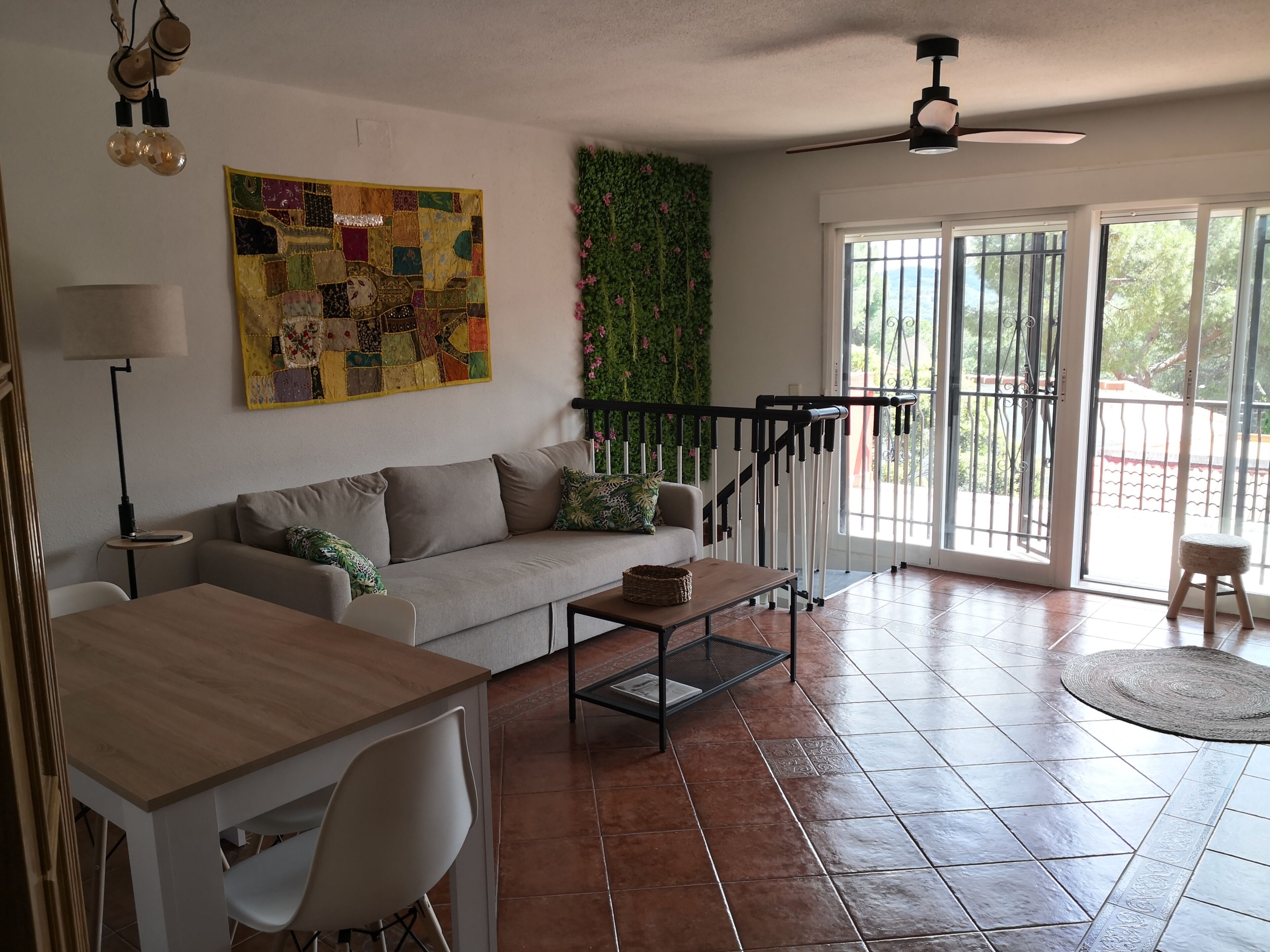 Una Smart TV, una chimenea, una mesa de tenis de mesa