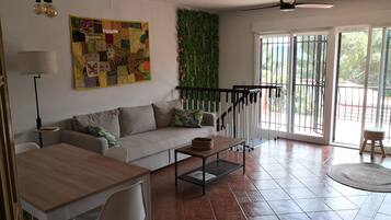 Una Smart TV, una chimenea, una mesa de tenis de mesa