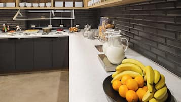 Una barra de buffet con diferentes alimentos y bebidas.