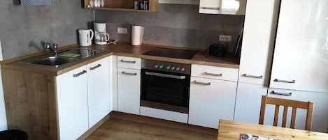 Refrigerador, horno, placa de cocina, cafetera/tetera