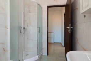 Dusche, Haartrockner, Handtücher, Seife