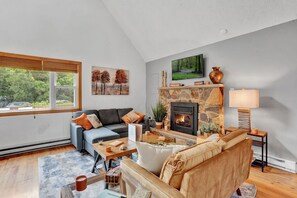Smart TV, fireplace, DVD player, foosball - Warm Chalet in Emerald Lakes, Poconos! Lakes/Pools/Deck/Kayak/Fire pits/Grill (Long Pond)