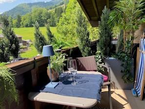 Outdoor dining - Alpine's Nest studio apartment with mountain views (Kirchberg in Tirol)