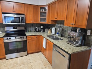 Réfrigérateur, micro-ondes, four, plaque de cuisson