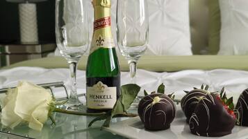 1 slaapkamer, een kluis op de kamer, een bureau