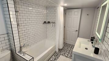 Een haardroger, handdoeken, zeep, shampoo