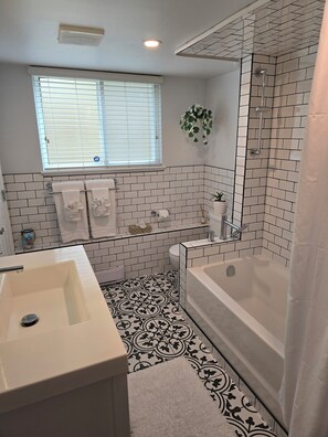 Haartrockner, Handtücher, Seife, Shampoo