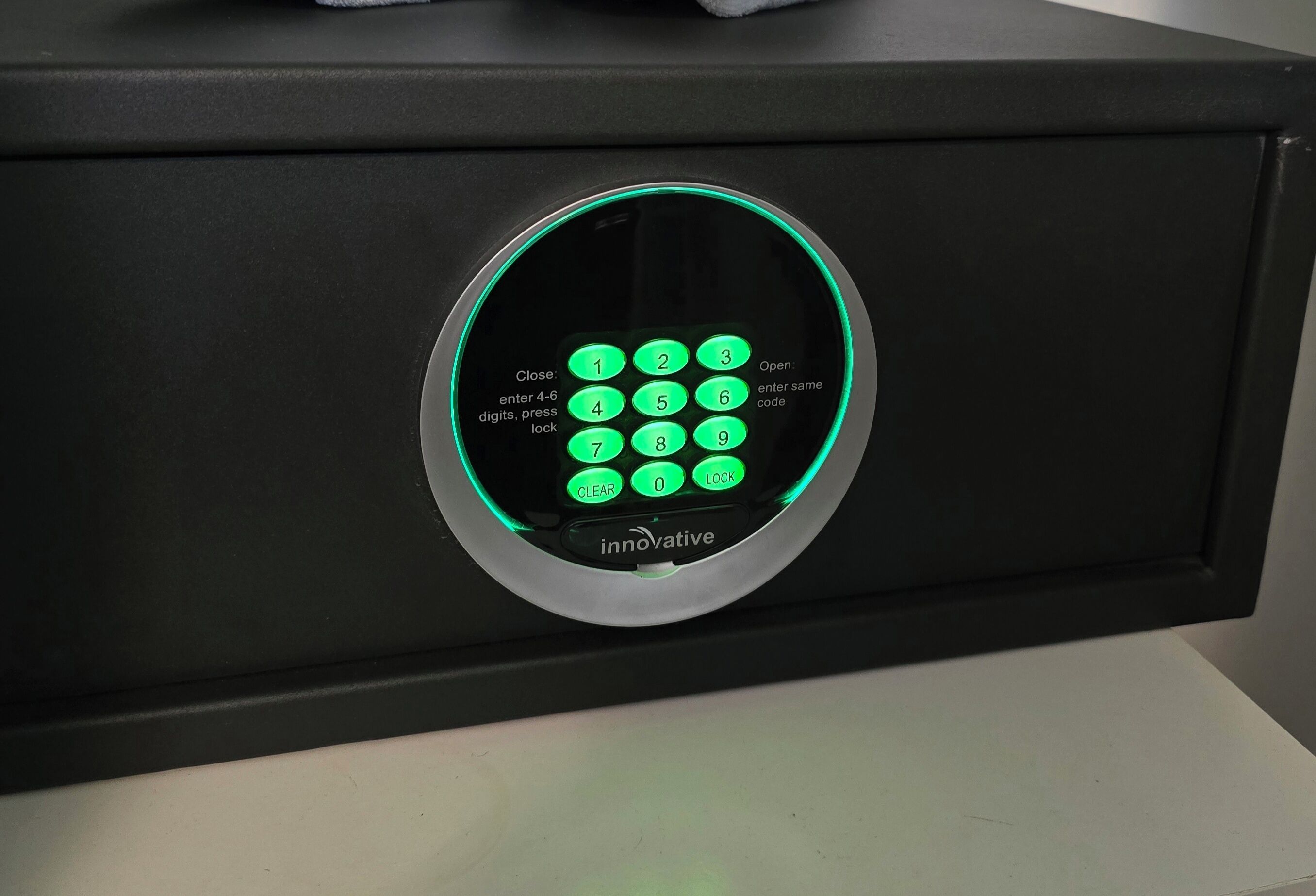 Una cassaforte nera con tastierino verde e la scritta 'innovative'.