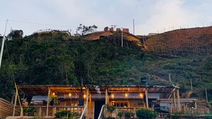 A rustic building with a wooden structure and a fenced area, surrounded by greenery and hills. - San Vicente (San Vicente)