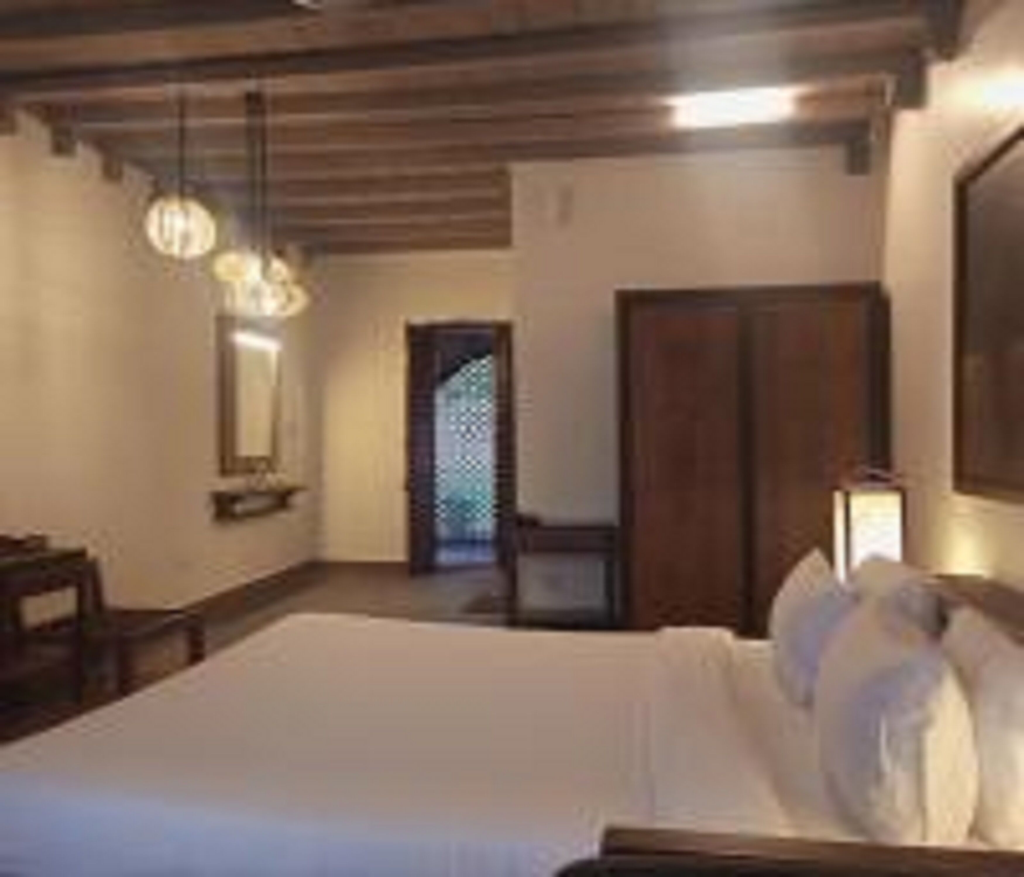 Classic Valley View | Premium bedding, desk, free WiFi, bed sheets