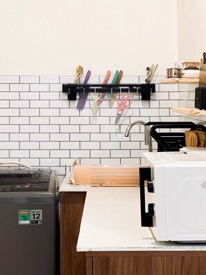 Kühlschrank, Mikrowelle, Wasserkocher, Kochgeschirr/Geschirr/Besteck