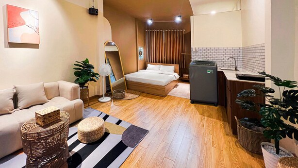 A compact hotel room with a bed, a sofa, a kitchenette, and a dining area. - Cozy Modern Place with Projector @ Near Pink Church (Thành phố Hồ Chí Minh)