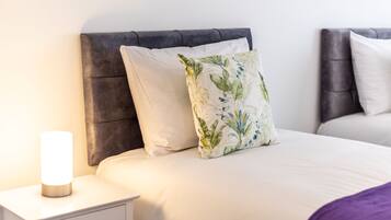 3 habitaciones, tabla de planchar con plancha y ropa de cama