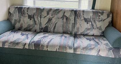 Comfy, cozy country setting close to all that Sandpoint has offer!