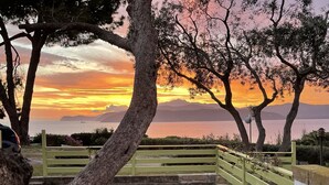 A sunset view with a wooden fence and trees. - Les Bouganvilles by SolturElba (Capoliveri)