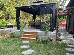 Outdoor dining - Tranquil Sugarland Retreat Close to Airport/Metro (Herndon)