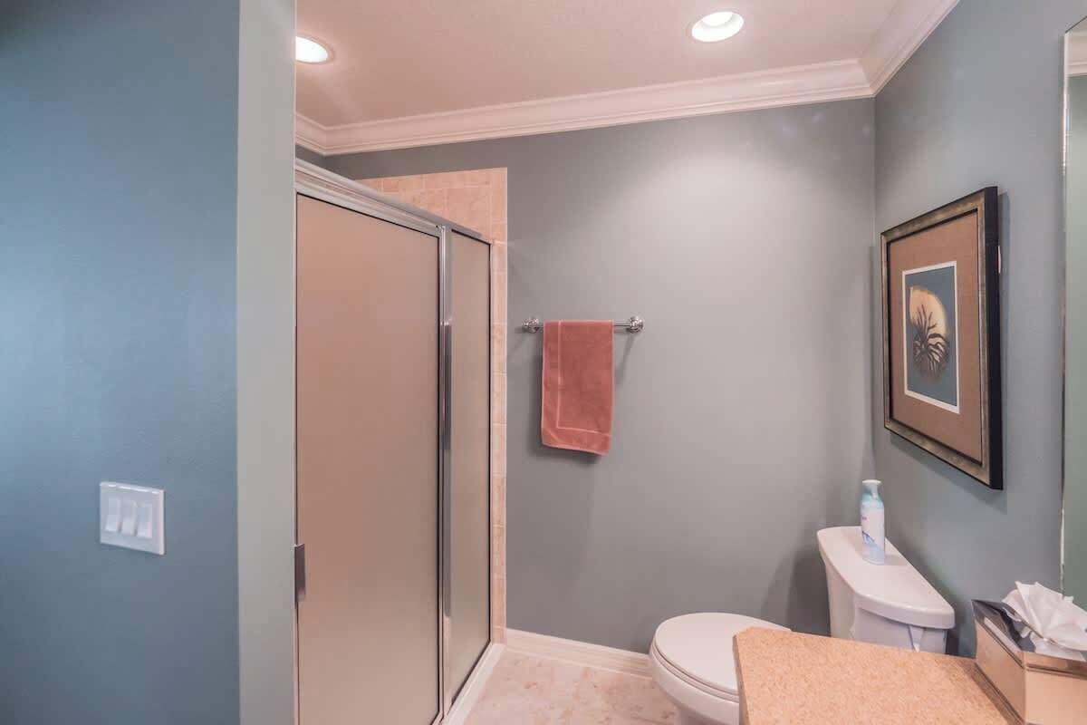Un baño con ducha, inodoro y lavamanos.
