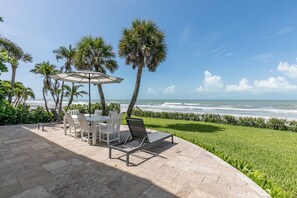 Outdoor dining - Fabulous one of a kind direct beach/gulf front home-Sleeps 12 (Redington Beach)