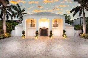 Exterior - Fabulous one of a kind direct beach/gulf front home-Sleeps 14 (Redington Beach)