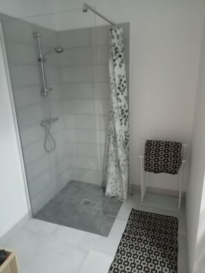 Shower, hair dryer, towels, toilet paper - Maison Récente, Proche de la Mer, de la Rochelle et des Iles (Yves)