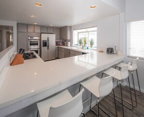 Fridge, microwave, oven, stovetop - 4Bed 4Bath Venice/MDR Beach PH (Marina del Rey)