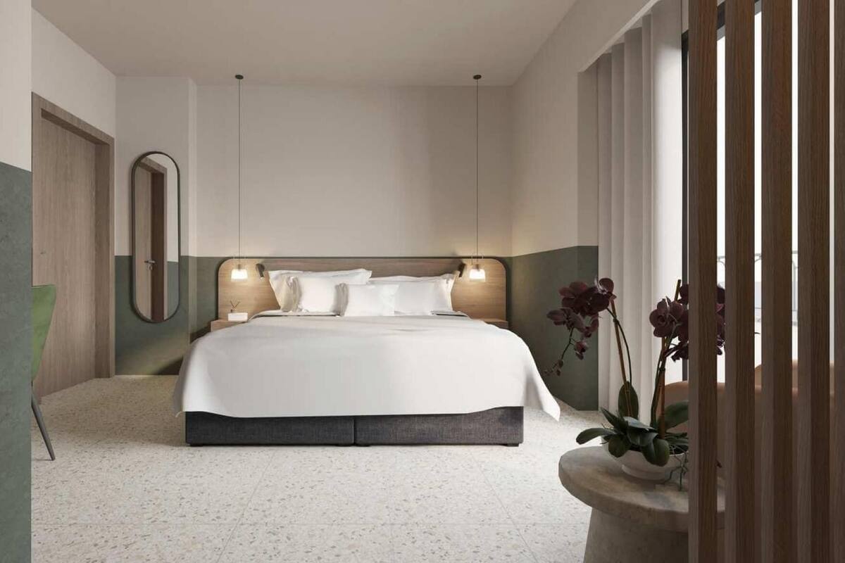 Une chambre à coucher moderne avec un grand lit, un miroir et une plante en pot.