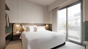 Une chambre d’hôtel moderne, dotée d’un grand lit, de tables de chevet et offrant une vue sur la ville par la fenêtre.