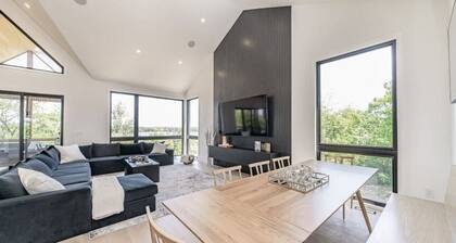 NEW 4BR Modern & Tranquil Muskoka Lakeview Cottage, Bball Court, Pool table!