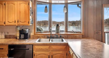 Cedar Lake getaway with sauna - pontoon rental!