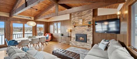 Smart-tv, een open haard en een tafeltennistafel