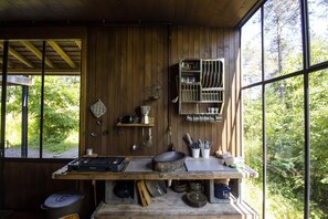 Frigorífico, placa de cocina y cafetera o tetera