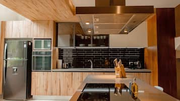 Condo | Cocina privada | Refrigerador con congelador, microondas, horno y parrilla de estufa