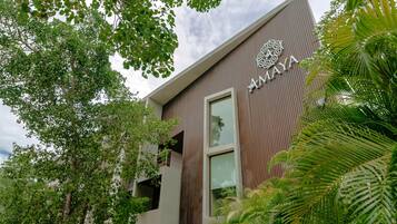 Vista frontal de la propiedad