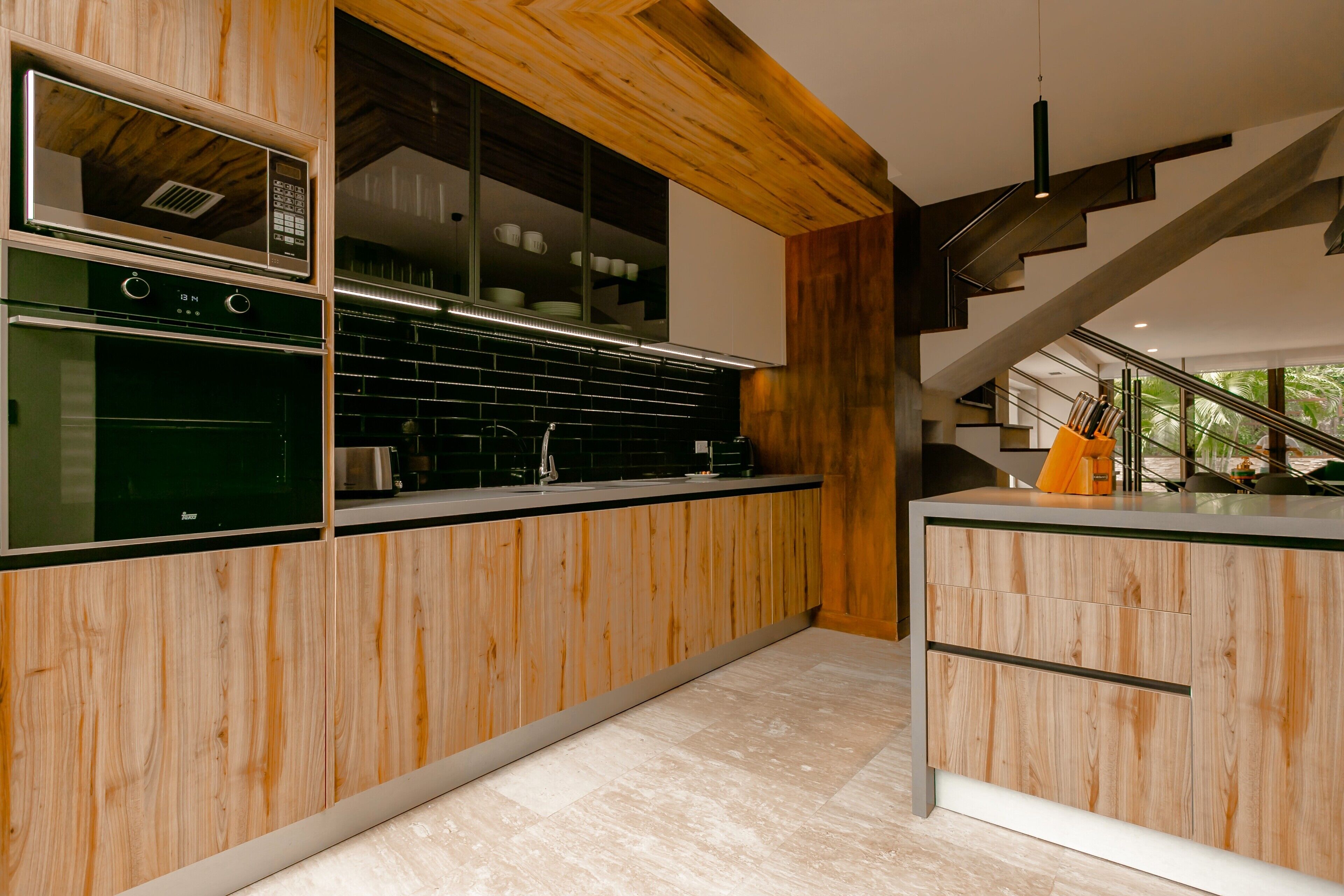 Condo | Cocina privada | Refrigerador con congelador, microondas, horno y parrilla de estufa 