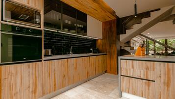 Condo | Cocina privada | Refrigerador con congelador, microondas, horno y parrilla de estufa